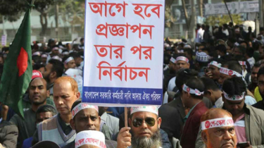 দফায় দফায় সংঘর্ষের পর যমুনার সামনে থেকে সরে গেলেন আন্দোলনকারীরা