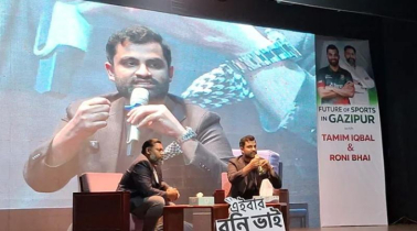 গাজীপুরে নির্বাচনী মাঠে তামিম ইকবাল, বিএনপি প্রার্থীর পাশে