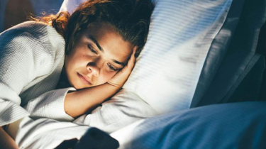 ফোন কি ভেঙে দিচ্ছে আপনার ঘুম?