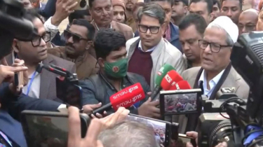 ‘এই নির্বাচনই নির্ধারণ করবে ভবিষ্যতের রাজনীতি’: ভোট দিয়ে মির্জা ফখরুল