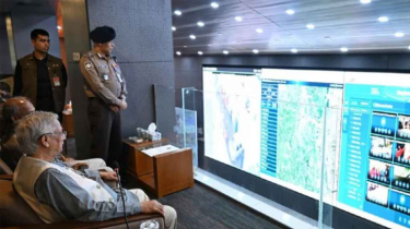 ভোটদানের পুরো প্রক্রিয়ায় নজর রাখলেন ড. মুহাম্মদ ইউনূস