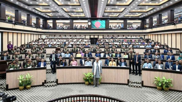 নিজ কার্যালয়ে বিদায়ী ভাষণ ও ফটোসেশনে অংশ নিলেন প্রধান উপদেষ্টা নিজ কার্যালয়ে বিদায়ী ভাষণ ও ফটোসেশনে অংশ নিলেন প্রধান উপদেষ্টা