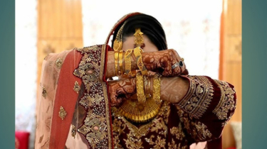 বাসে পরিচয় গোপনে বিয়ে, অতঃপর...