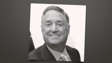 Neil Sedaka, Singer of “Breaking Up Is Hard To Do,” Dies at 86