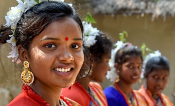 পরিবারের সদস্যদের মাতৃভাষা, বাইরে বাংলা, চারটি ক্ষুদ্র নৃ-গোষ্ঠির ভাষা হুমকির মুখে