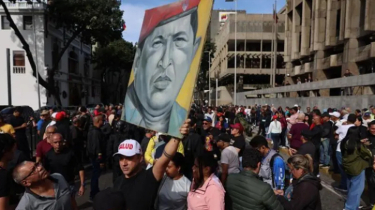 প্রেসিডেন্ট মাদুরোর মুক্তি চেয়ে রাজপথে সমর্থকেরা