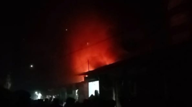 আশুলিয়ায় শ্রমিক কলোনিতে আগুন আশুলিয়ায় শ্রমিক কলোনিতে আগুন