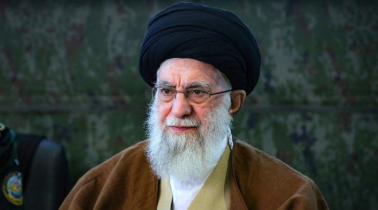 খামেনি ট্রাম্পকে সতর্ক করে নিজের দেশের সমস্যায় মনোযোগ দেওয়ার পরামর্শ