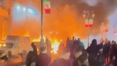 এবার সরকার পতনের দাবিতে উত্তাল ইরান, রাষ্ট্রীয় টেলিভিশন ভবনে আগুন এবার সরকার পতনের দাবিতে উত্তাল ইরান, রাষ্ট্রীয় টেলিভিশন ভবনে আগুন