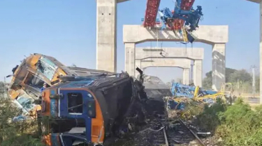 চলন্ত ট্রেনের ওপর ক্রেন পড়ে প্রাণ গেল ২২ জনের