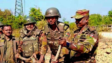 লোকালয় থেকে চার ফুট লম্বা অজগর উদ্ধার