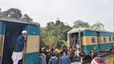 ট্রেন চলন্ত অবস্থায় হুক ছিঁড়ে দুটি বগি আলাদা