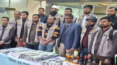 ৩৬৩ আইফোনসহ ৩ চিনা নাগরিক আটক