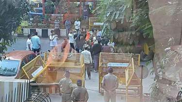 উগ্র হিন্দুত্ববাদীদের হামলায় মুম্বাইয়ে বাংলাদেশের জাতীয় পতাকা ছিন্ন