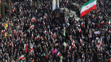 রাজপথ সরকারপন্থিদের দখলে, বিক্ষোভ দমনে সফল ইরান