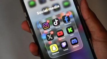 More Than 100,000 Petition UK MPs to Ban Social Media Use for Under-16s