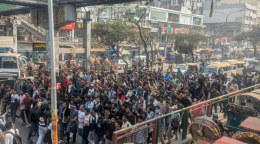 অধ্যাদেশ দাবিতে ঢাকা সেন্ট্রাল ইউনিভার্সিটির সায়েন্সল্যাব অবরোধ