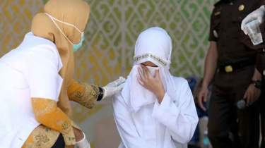 ইন্দোনেশিয়ায় মদ খেয়ে অনৈতিক সম্পর্কে জড়ানোয় শরিয়াহ আইনে কঠোর পরিণতি তরুণীর