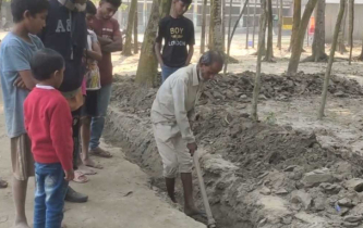 গাইবান্ধায় শত বছরের রাস্তা কেটে নালা খনন