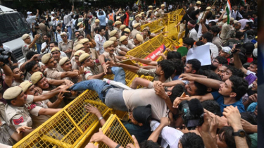 India’s ‘Cockroach’ Protest Continues After Police Crackdown Injures Scores India’s ‘Cockroach’ Protest Continues After Police Crackdown Injures Scores