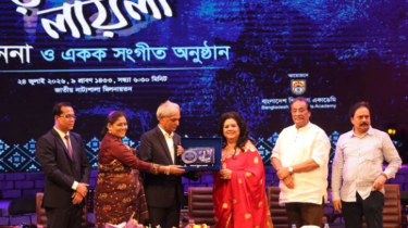 ৬২ বছর পর শিল্পকলা একাডেমির মঞ্চে রুনা লায়লার আবেগঘন প্রত্যাবর্তন