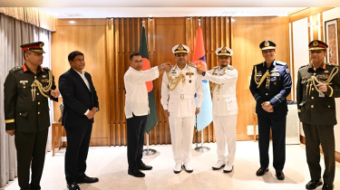 নবনিযুক্ত নৌবাহিনী প্রধানকে ভাইস অ্যাডমিরালের র‌্যাঙ্ক ব্যাজ পরালেন প্রধানমন্ত্রী