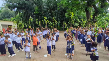 আব্দুল্লাহপুর সরকারি প্রাথমিক বিদ্যালয়ে শিক্ষার্থীদের মাঝে বিনামূল্যে চারাগাছ বিতরণ