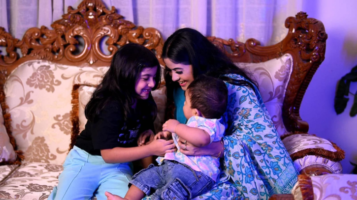 দুই সন্তানকে নিয়ে নতুন গানে ফিরলেন ইসফাতারা রনি
