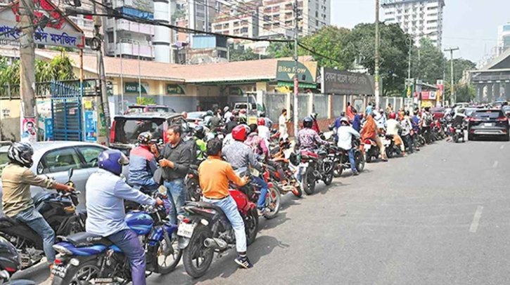 জ্বালানি সংকটে রাজধানীর পাম্পগুলোতে দীর্ঘ লাইন