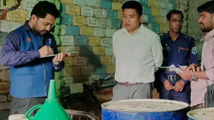 তেল বিক্রিতে অনিয়ম, দুই ব্যবসায়ী জরিমানা