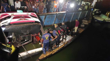 দৌলতদিয়া ফেরিঘাটে বাসডুবি: প্রাণহানি বেড়ে ২৪ দৌলতদিয়া ফেরিঘাটে বাসডুবি: প্রাণহানি বেড়ে ২৪