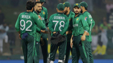 নির্বাচকদের কাঠগড়ায় তুললেন আমির: জরিমানার দাবি নির্বাচকদের কাঠগড়ায় তুললেন আমির: জরিমানার দাবি