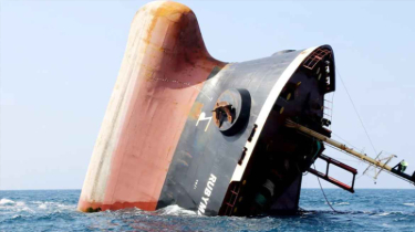 কুয়েত উপকূলে ড্রোন হামলয় ডুবে গেছে তেলবাহী ট্যাংকার