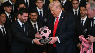 হোয়াইট হাউজে গিয়ে ট্রাম্পকে যা উপহার দিলেন মেসি