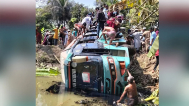 হিন্দু ধর্মাবলম্বীর বিয়ের বাস খাদে, উদ্ধারে এগিয়ে এলেন মসজিদের