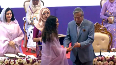 খালেদা জিয়ার পক্ষে অদম্য শ্রেষ্ঠ নারী সম্মাননা নিলেন জাইমা রহমান