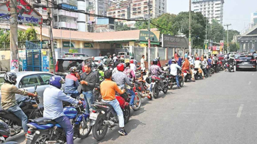 জ্বালানি সংকটে রাজধানীর পাম্পগুলোতে দীর্ঘ লাইন