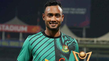 বিপিএলের টুর্নামেন্ট সেরার টাকা তুলে দিলেন মাঠকর্মীদের শরিফুল