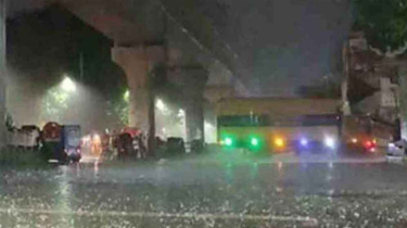 ঢাকায় মৌসুমের প্রথম শিলাবৃষ্টি দেখা মিলল
