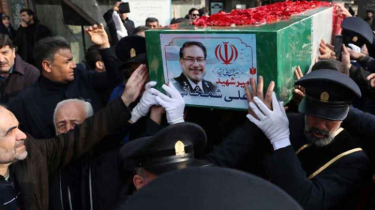 আলি শামখানিকে চোখের জলে বিদায় জানালেন ইরানিরা আলি শামখানিকে চোখের জলে বিদায় জানালেন ইরানিরা