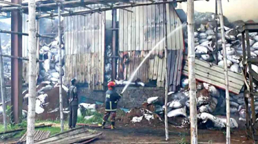 বরিশালে ওষুধ কারখানায় ভয়াবহ আগুন বরিশালে ওষুধ কারখানায় ভয়াবহ আগুন