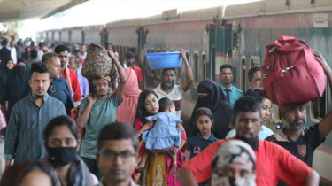 ছুটি শেষে ঢাকামুখী ঢল, কমলাপুরে উপচেপড়া ভিড়