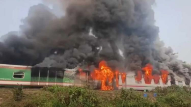 চট্টগ্রামে ঢাকাগামী চট্টলা এক্সপ্রেসে ভয়াবহ অগ্নিকাণ্ড, উদ্ধারকাজ চলছে চট্টগ্রামে ঢাকাগামী চট্টলা এক্সপ্রেসে ভয়াবহ অগ্নিকাণ্ড, উদ্ধারকাজ চলছে