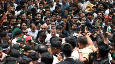 ঢাবি ক্যাম্পাসে পায়ে হেঁটে নজির সৃষ্টি করলেন প্রধানমন্ত্রী ঢাবি ক্যাম্পাসে পায়ে হেঁটে নজির সৃষ্টি করলেন প্রধানমন্ত্রী