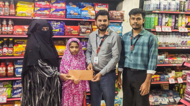 শিক্ষা ও জীবনের সহায়তায় সামিয়ার হাতে চেক তুলে দিল স্বপ্ন