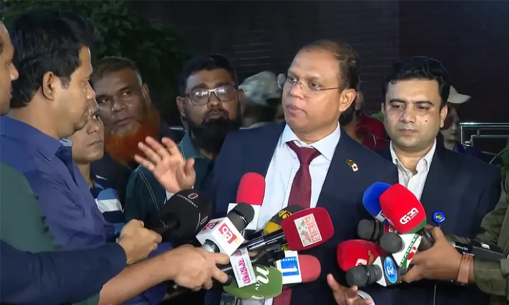 বিকল্প বিমানের সুযোগ থাকলেও সফরসঙ্গীদের নিয়েই ফিরলেন প্রধানমন্ত্রী
