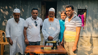 প্রয়াত বিএনপি নেতার স্ত্রীকে দেওয়া সেলাই মেশিন ফেরত, রাজনৈতিক চাপে বিতর্ক প্রয়াত বিএনপি নেতার স্ত্রীকে দেওয়া সেলাই মেশিন ফেরত, রাজনৈতিক চাপে বিতর্ক
