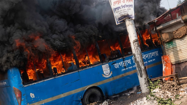 মাতুয়াইলে আগুনে জবির ‘নোঙ্গর’ বাসের অর্ধেক পুড়ে গেছে মাতুয়াইলে আগুনে জবির ‘নোঙ্গর’ বাসের অর্ধেক পুড়ে গেছে