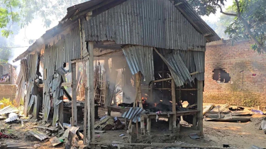 কিশোরগঞ্জে যুবক হত্যার পর অভিযুক্তের বাড়িতে আগুন, পুড়ল ৩ ঘর কিশোরগঞ্জে যুবক হত্যার পর অভিযুক্তের বাড়িতে আগুন, পুড়ল ৩ ঘর