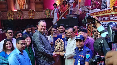 নারায়ণগঞ্জের শতবর্ষী পূজামণ্ডপে মার্কিন রাষ্ট্রদূত, মুগ্ধ সাজসজ্জায় নারায়ণগঞ্জের শতবর্ষী পূজামণ্ডপে মার্কিন রাষ্ট্রদূত, মুগ্ধ সাজসজ্জায়